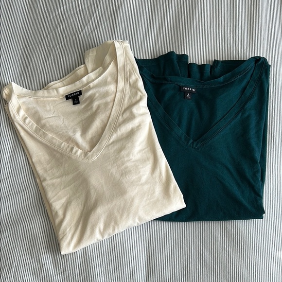 Torrid Cream and Teal V-Neck Tees with Lace Sleeves Lot of 2 - Size 4 - Picture 1 of 9